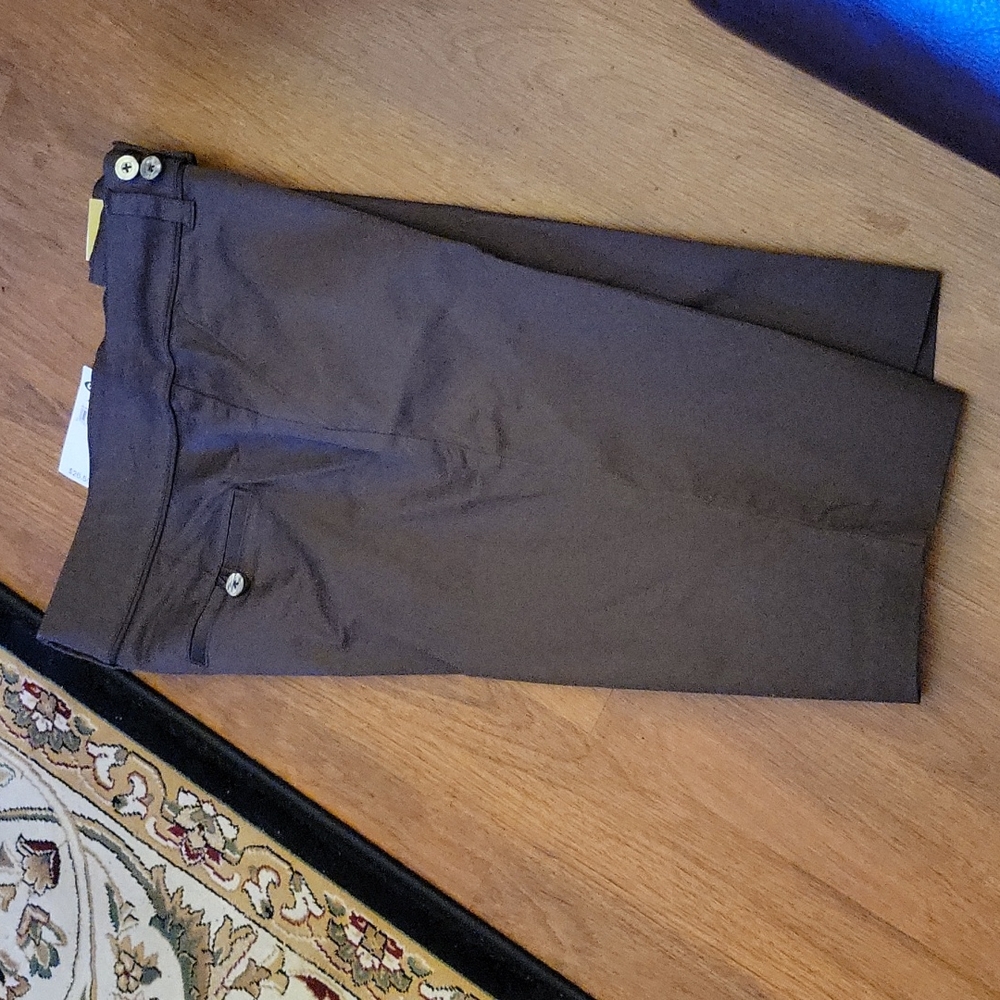 Old Navy Stretch Low waist stretch dark brown Bermuda shorts Size 8 New W/tags …